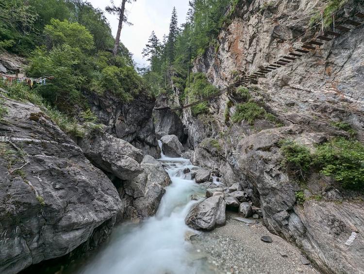 Водопад реки Кынгарга