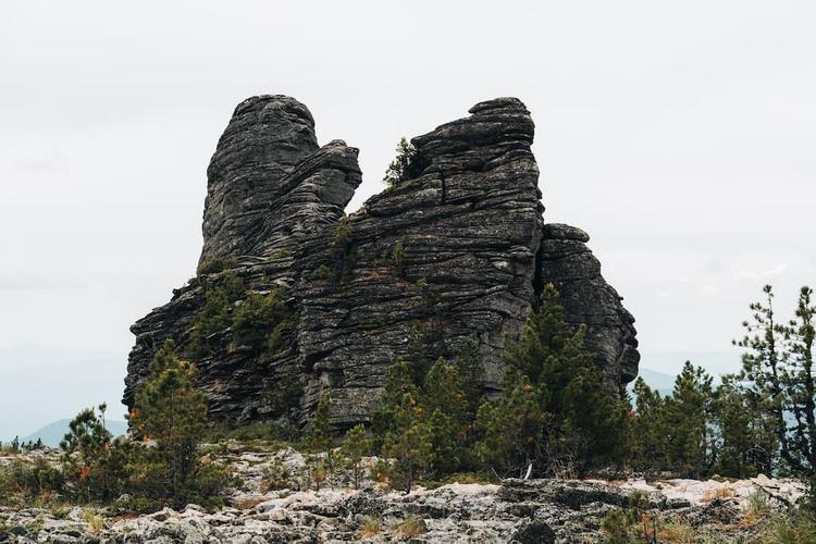 Тройские скалы