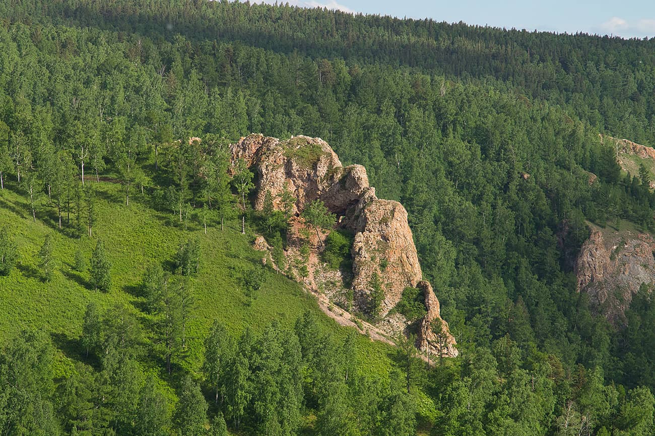 Наклонная скала арка в Свердловской области
